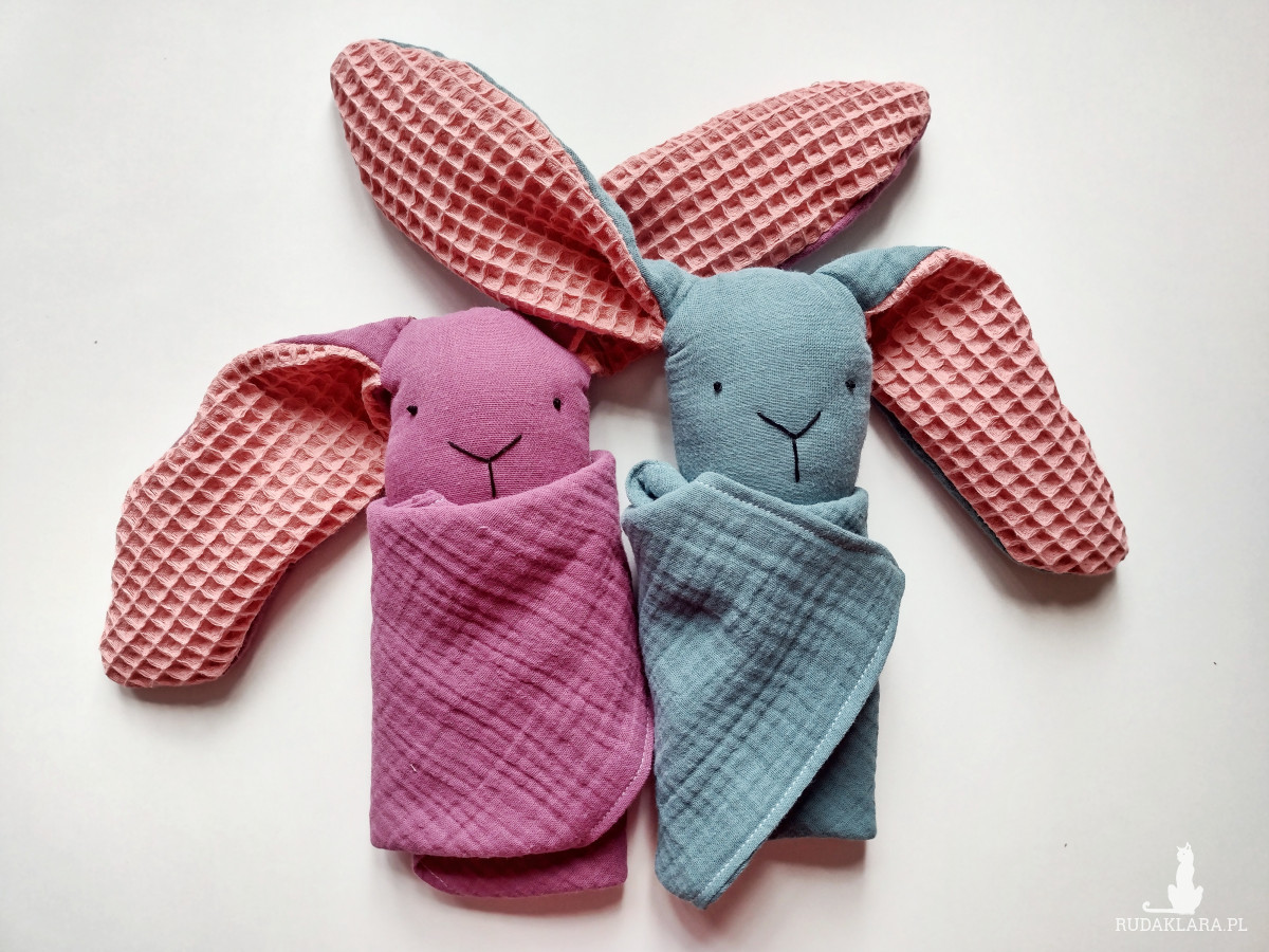królik z muślinu, pierwsza przytulanka, pomysł na prezent dla noworodka, sensoryczna szmatka przytulanka, pieluszka ulewajka